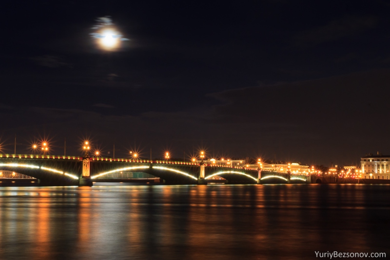 2412-the-moon-over-the-troinskyi-bridge.jpg